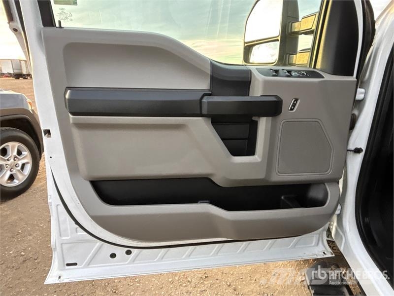 Ford F-350 XL 4x4 Crew Cab Pickup Kita