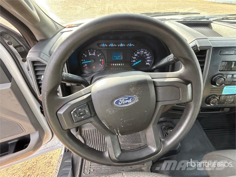 Ford F-350 XL 4x4 Crew Cab Pickup Muu