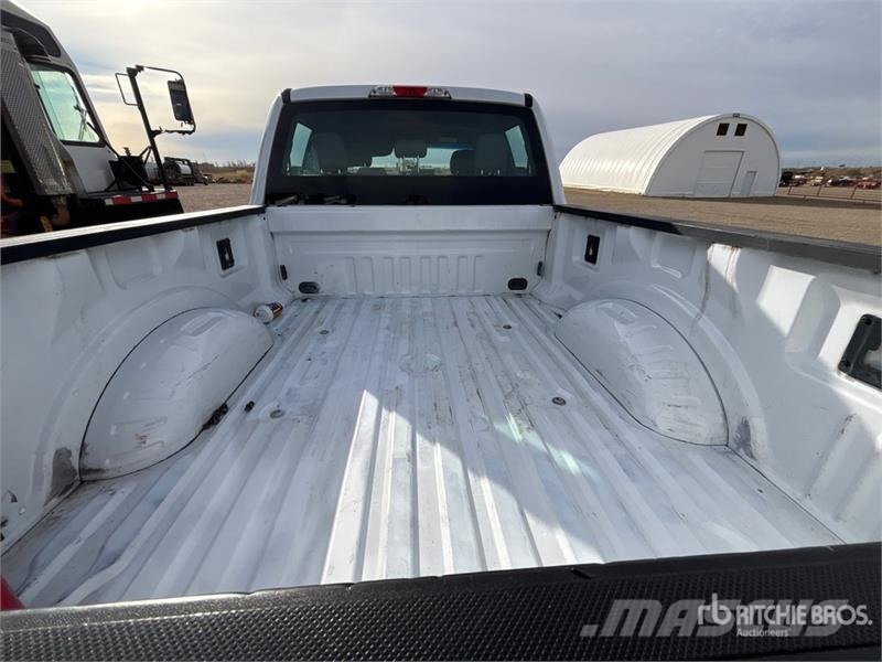 Ford F-350 XL 4x4 Crew Cab Pickup Muu
