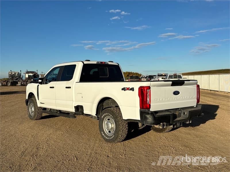 Ford F-350 XL 4x4 Crew Cab Pickup Other