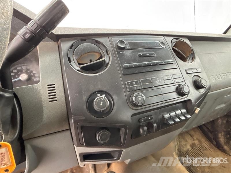 Ford F-350 XL 4x4 Crew Cab Pickup Ostalo