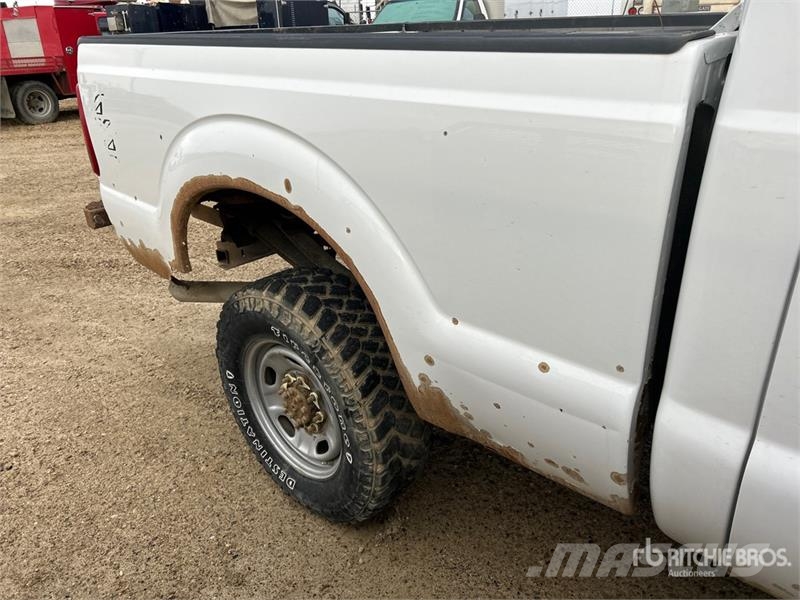 Ford F-350 XL 4x4 Crew Cab Pickup (Inoperable) Egyéb