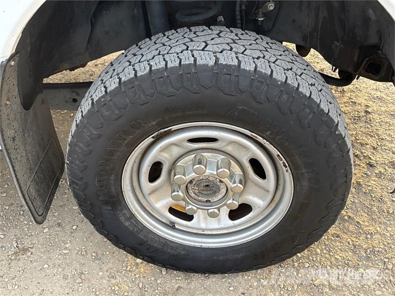 Ford F-350 XL 4x4 Crew Cab Pickup Kita