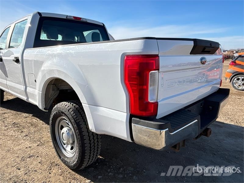 Ford F-350 XL 4x4 Crew Cab Pickup Muu