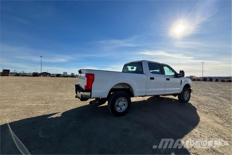 Ford F-350 XL 4x4 Crew Cab Pickup Muu