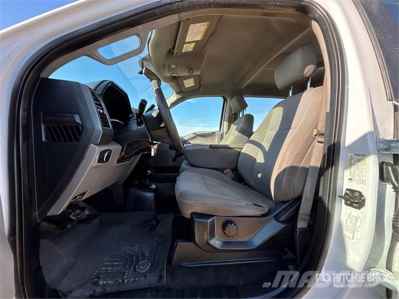 Ford F-350 XL 4x4 Crew Cab Pickup Muu