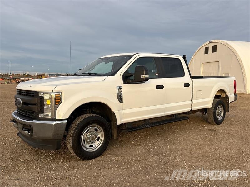 Ford F-350 XL 4x4 Crew Cab Pickup Kita
