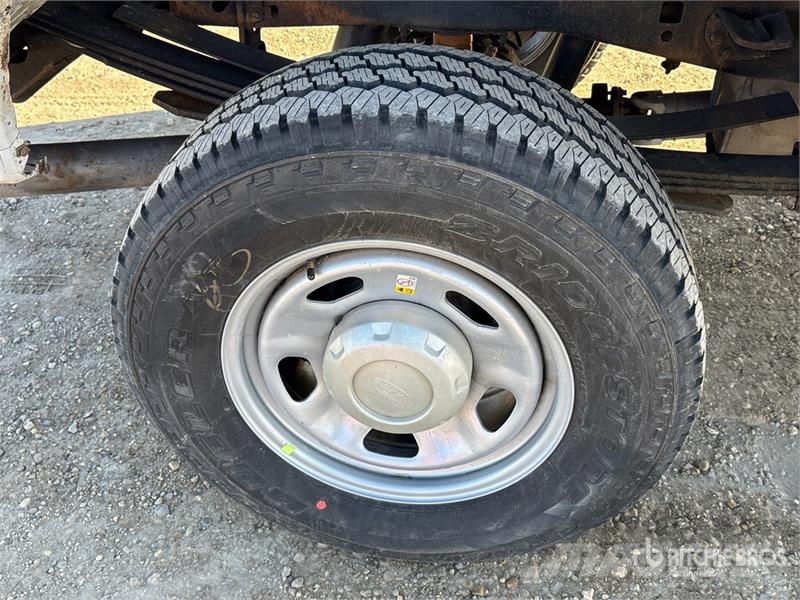 Ford F-350 XL 4x4 Crew Cab Pickup Muu