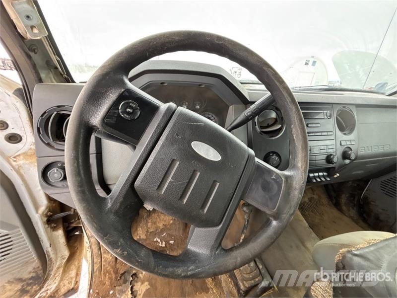 Ford F-350 XL 4x4 Crew Cab Pickup Ostalo