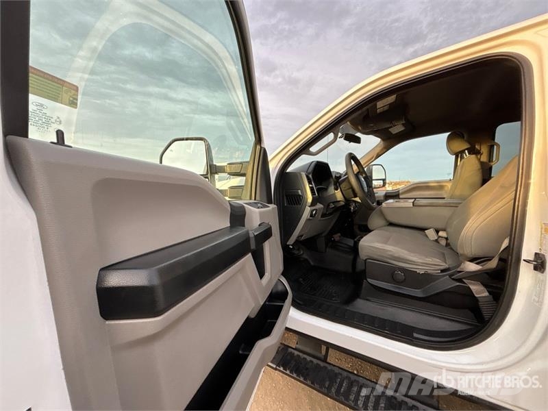 Ford F-350 XL 4x4 Crew Cab Pickup Kita