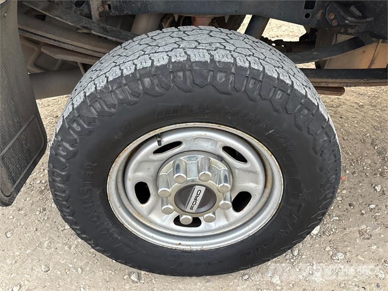 Ford F-350 XL 4x4 Crew Cab Pickup Kita