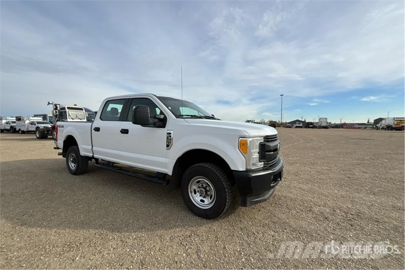 Ford F-350 XL 4x4 Crew Cab Pickup Muu