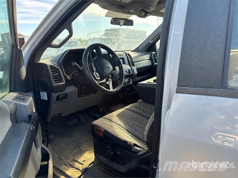 Ford F-350 XL 4x4 Crew Cab Pickup Drugi