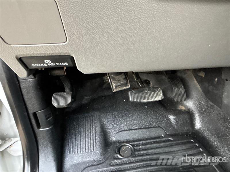Ford F-350 XL 4x4 Crew Cab Pickup Kita