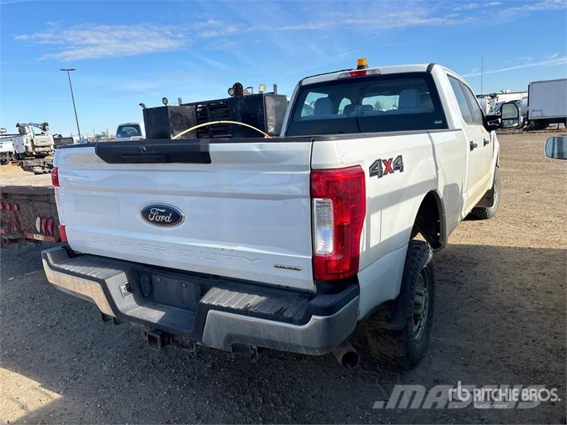 Ford F-350 XL 4x4 Crew Cab Pickup Drugi