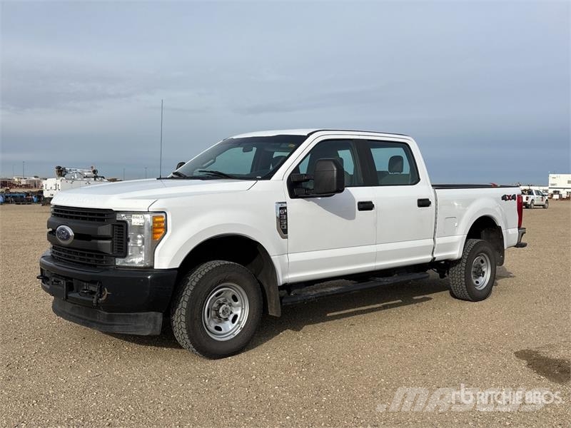 Ford F-350 XL 4x4 Crew Cab Pickup Muu