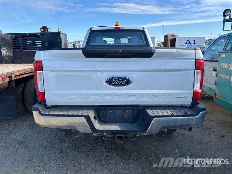 Ford F-350 XL 4x4 Crew Cab Pickup Drugi