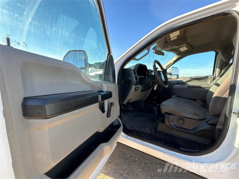 Ford F-350 XL 4x4 Crew Cab Pickup Muu