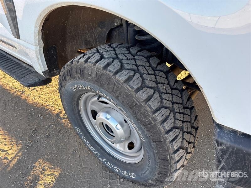Ford F-350 XL 4x4 Crew Cab Pickup Other