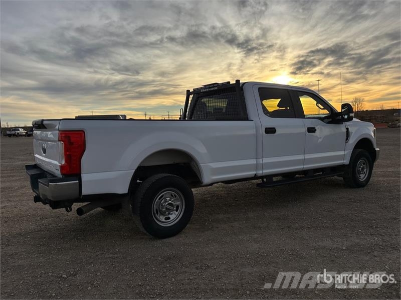 Ford F-350 XL 4x4 Crew Cab Pickup Kita