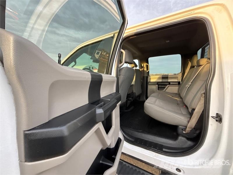 Ford F-350 XL 4x4 Crew Cab Pickup Kita