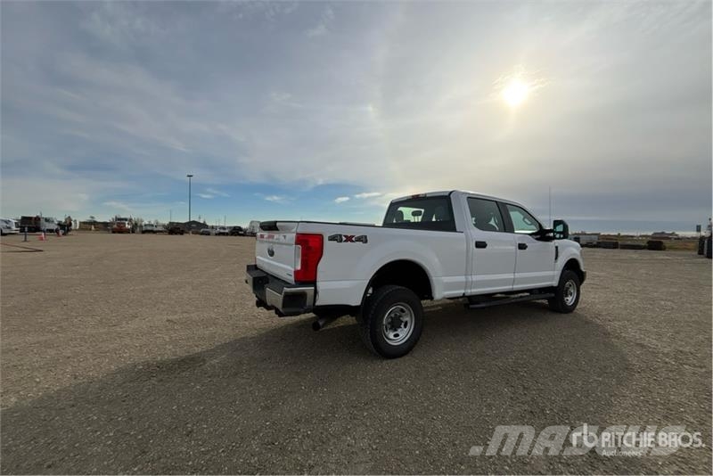 Ford F-350 XL 4x4 Crew Cab Pickup Muu