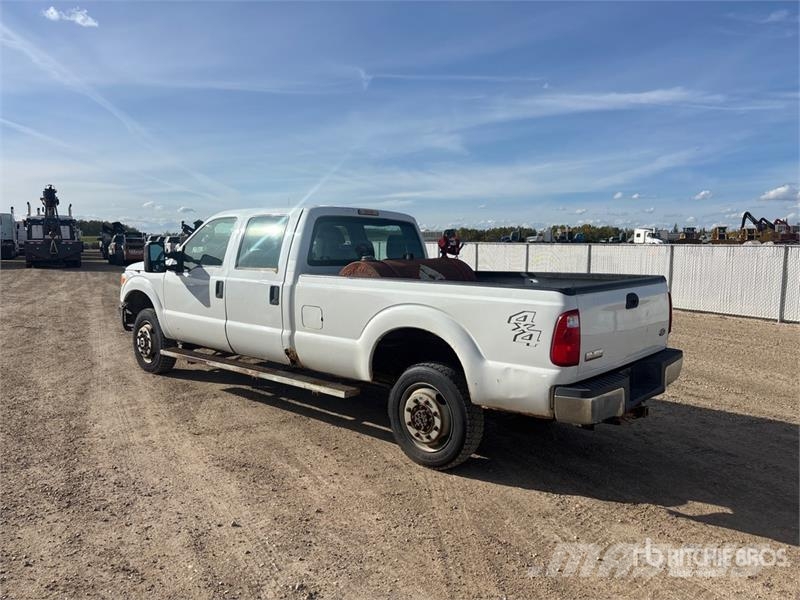 Ford F-350 XL 4x4 Crew Cab Pickup Autre fourgon / utilitaire