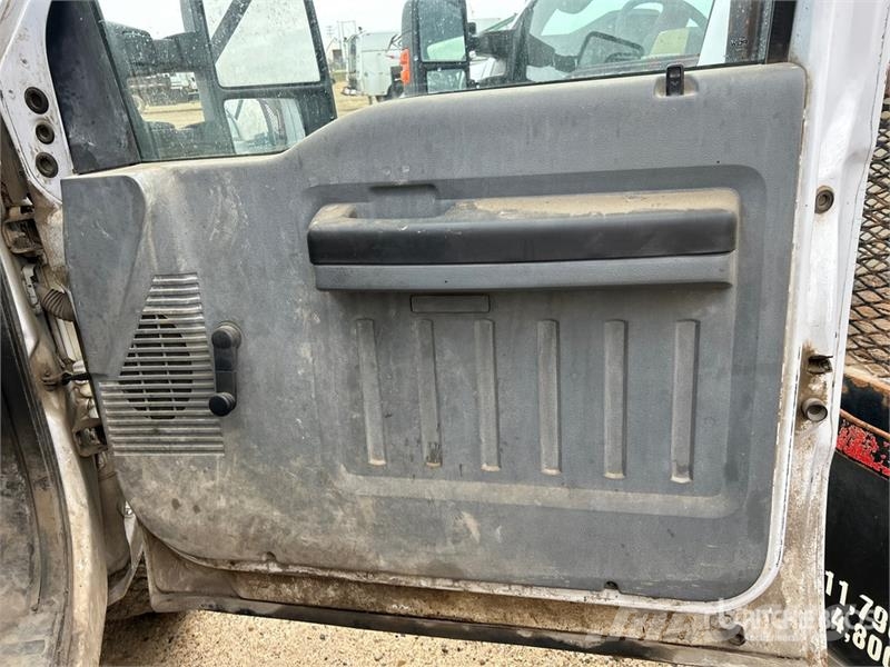 Ford F-350 XL 4x4 Crew Cab Pickup (Inoperable) Egyéb