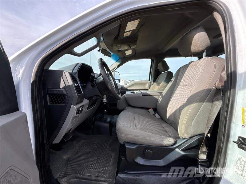 Ford F-350 XL 4x4 Crew Cab Pickup Muu