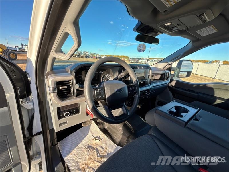 Ford F-350 XL 4x4 Crew Cab Pickup Other