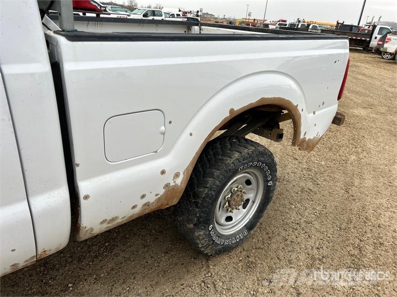 Ford F-350 XL 4x4 Crew Cab Pickup (Inoperable) Egyéb