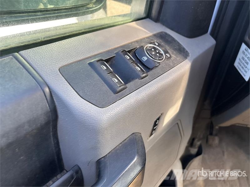 Ford F-350 XL 4x4 Crew Cab Pickup Drugi