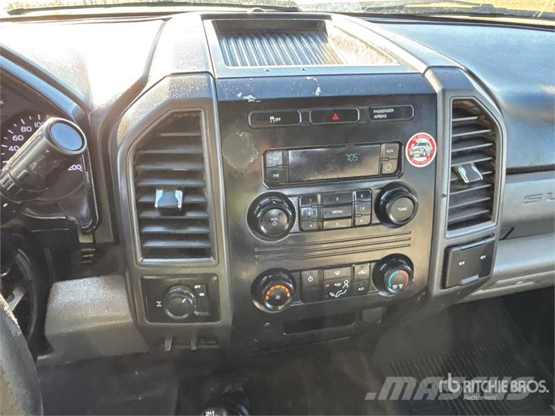 Ford F-350 XL 4x4 Crew Cab Pickup Muu