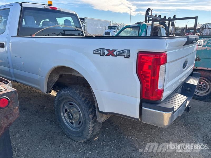 Ford F-350 XL 4x4 Crew Cab Pickup Drugi
