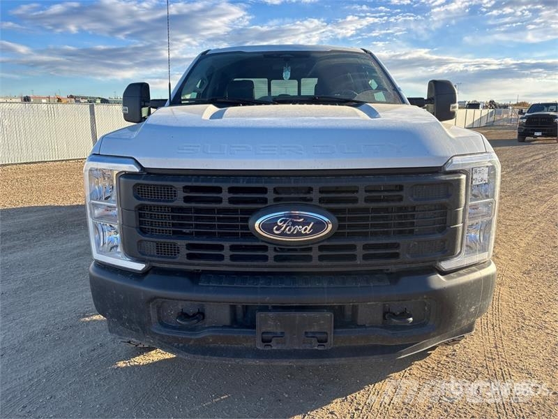Ford F-350 XL 4x4 Crew Cab Pickup Other