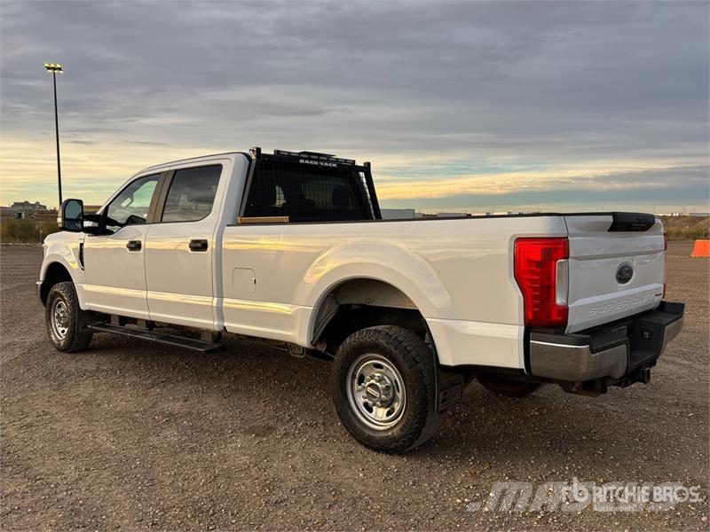 Ford F-350 XL 4x4 Crew Cab Pickup Kita