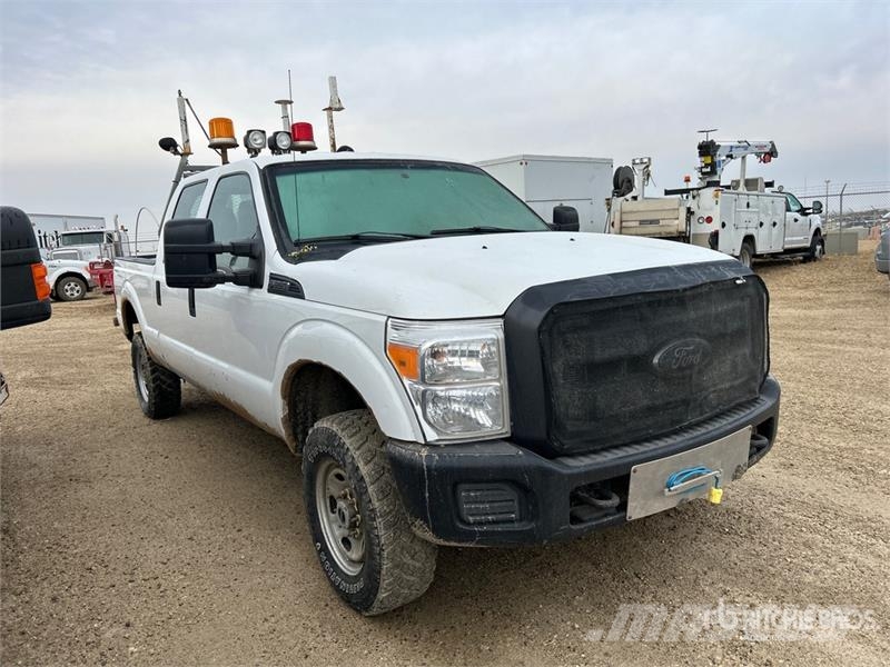 Ford F-350 XL 4x4 Crew Cab Pickup (Inoperable) Egyéb