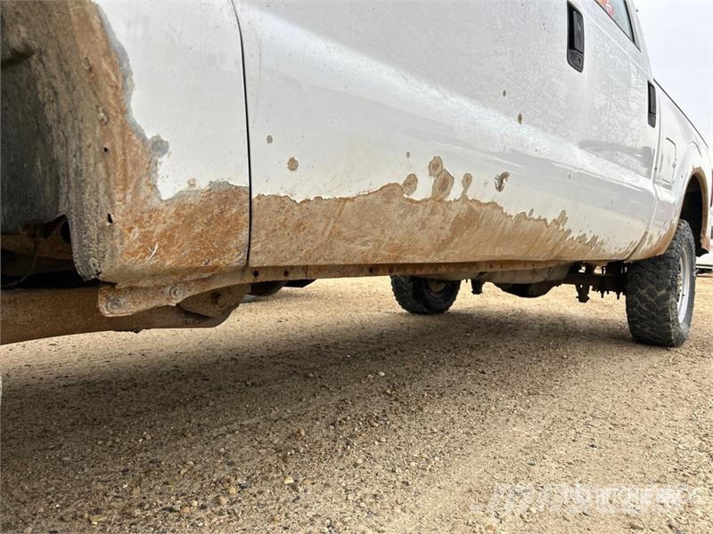 Ford F-350 XL 4x4 Crew Cab Pickup (Inoperable) Egyéb