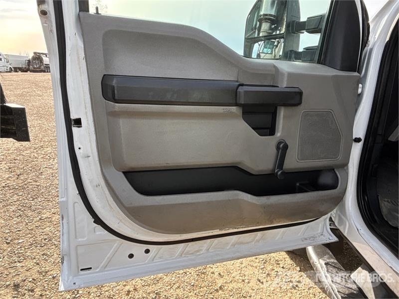 Ford F-350 XL 4x4 Crew Cab Pickup Muu