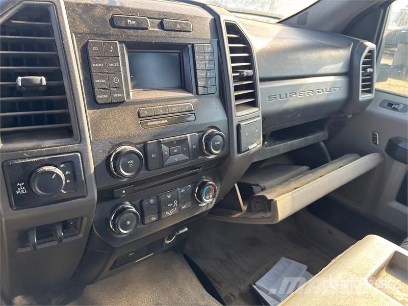 Ford F-350 XL 4x4 Crew Cab Pickup Drugi