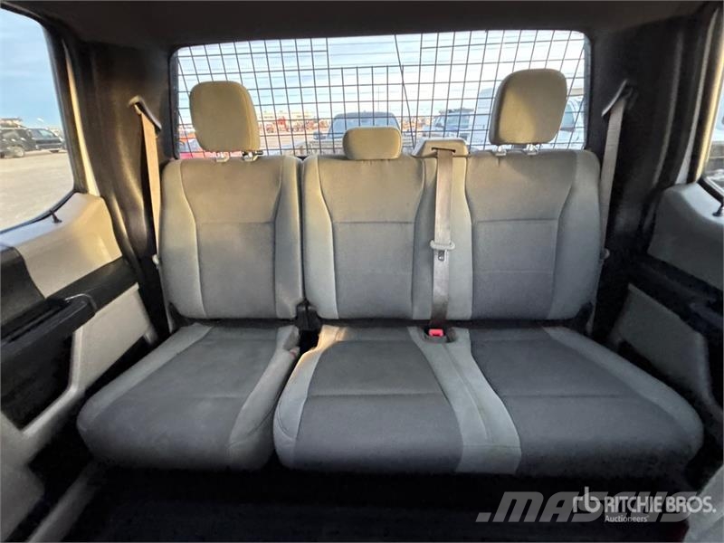 Ford F-350 XL 4x4 Crew Cab Pickup Kita