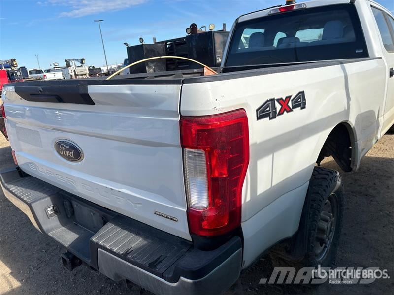 Ford F-350 XL 4x4 Crew Cab Pickup Drugi
