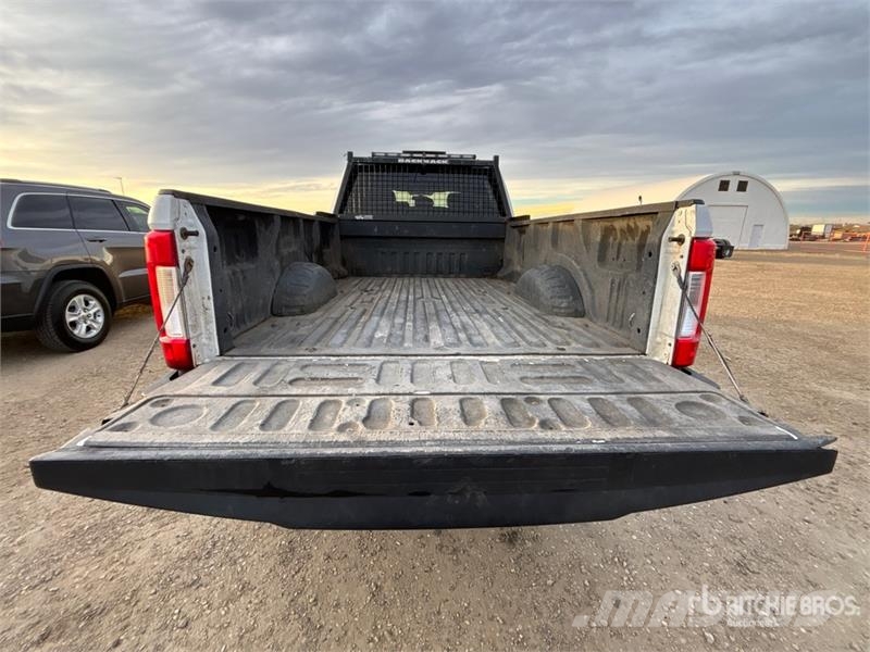 Ford F-350 XL 4x4 Crew Cab Pickup Kita