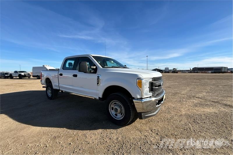 Ford F-350 XL 4x4 Crew Cab Pickup Muu