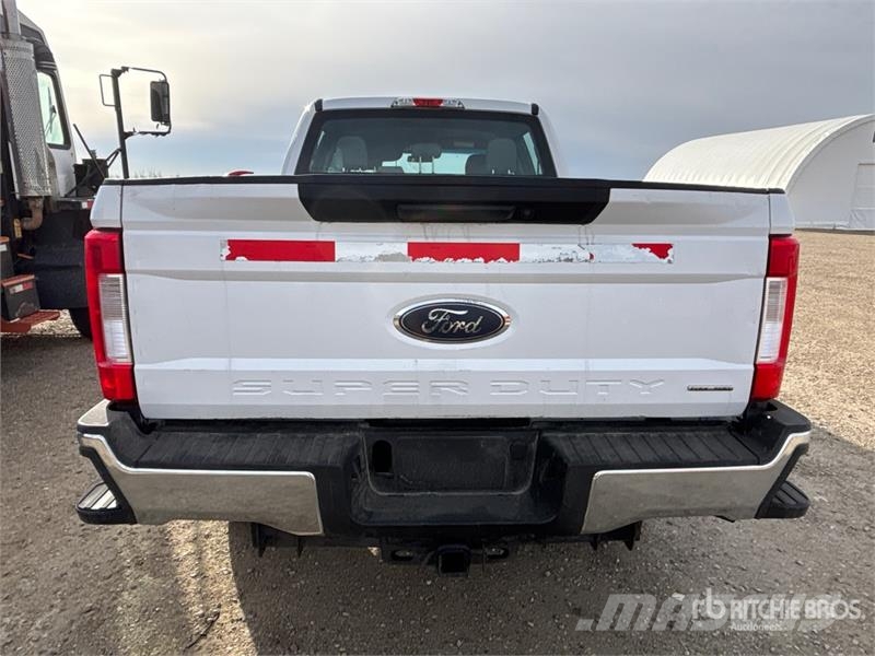 Ford F-350 XL 4x4 Crew Cab Pickup Muu