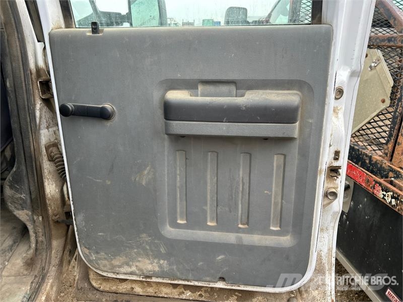 Ford F-350 XL 4x4 Crew Cab Pickup (Inoperable) Egyéb
