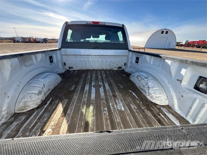 Ford F-350 XL 4x4 Crew Cab Pickup Muu