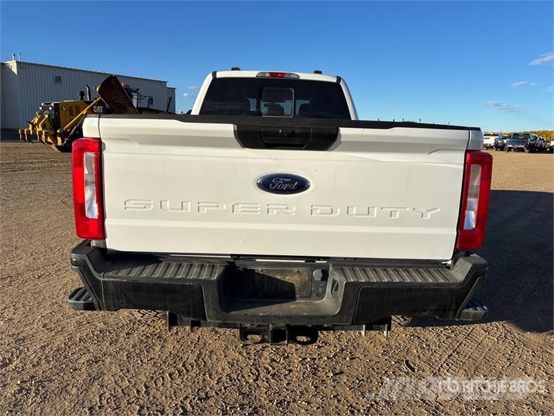 Ford F-350 XL 4x4 Crew Cab Pickup Other