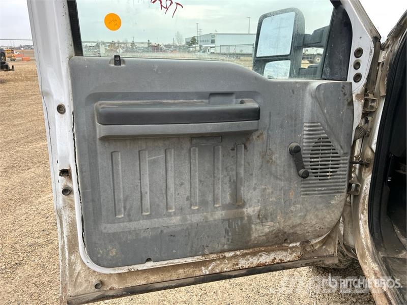 Ford F-350 XL 4x4 Crew Cab Pickup (Inoperable) Egyéb