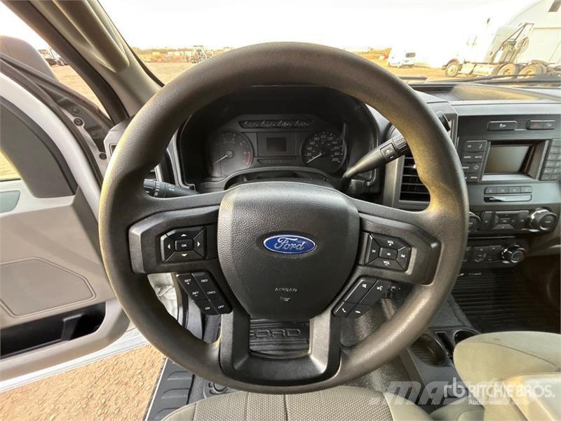 Ford F-350 XL 4x4 Crew Cab Pickup Kita
